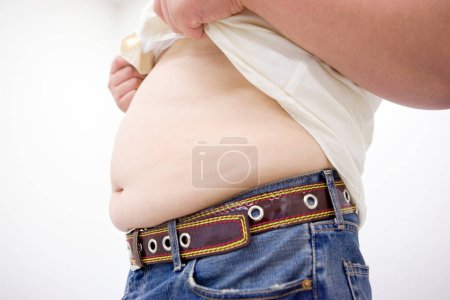 Téléchargez les photos : Gros plan de gros ventre, concept d'embonpoint - en image libre de droit
