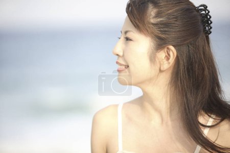 Foto de Mujer asiática posando en la playa - Imagen libre de derechos