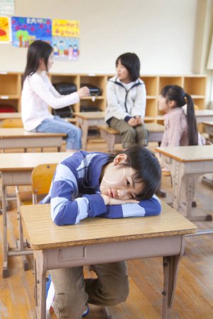 Foto de Joven asiático chico descansando en el aula - Imagen libre de derechos