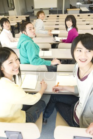 Téléchargez les photos : Groupe d'étudiants japonais assis dans la salle de conférence - en image libre de droit