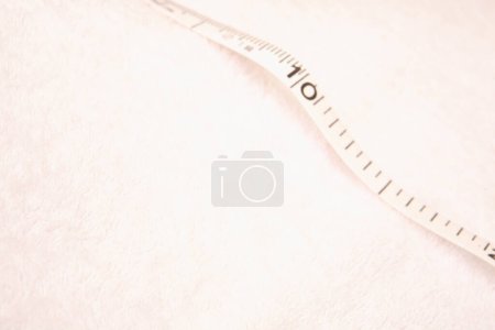 Téléchargez les photos : Ruban à mesurer blanc, isolé sur fond blanc - en image libre de droit