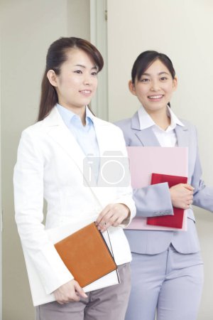 Téléchargez les photos : Portrait de belles femmes d'affaires japonaises en fonction - en image libre de droit