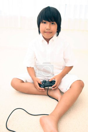 Foto de Asiático niño jugando video juego - Imagen libre de derechos