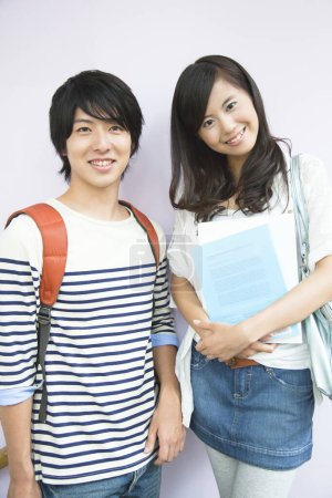 Téléchargez les photos : Portrait d "étudiants japonais souriants - en image libre de droit