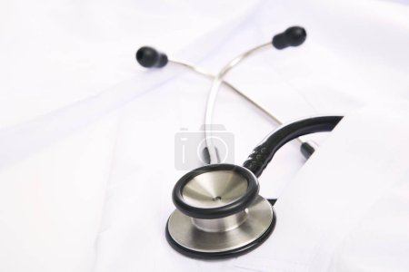 Téléchargez les photos : Stéthoscope médical sur table - en image libre de droit