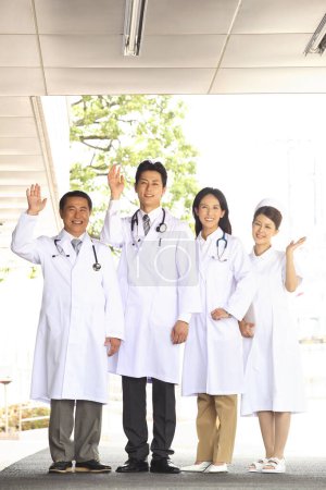 Téléchargez les photos : Personnel médical japonais debout près de l'hôpital - en image libre de droit