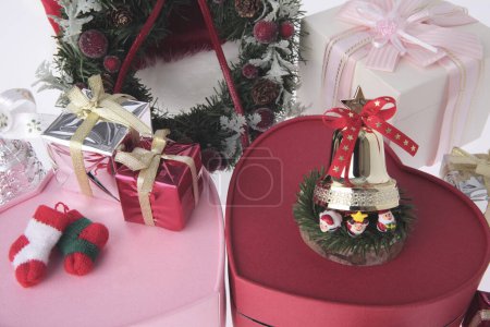 Téléchargez les photos : Coffrets cadeaux de Noël avec couronne sur fond blanc - en image libre de droit