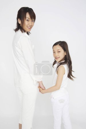 Foto de Retrato de feliz madre e hija japonesa - Imagen libre de derechos