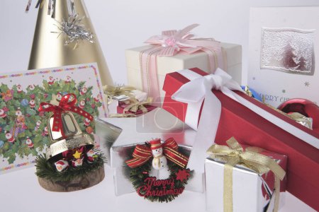 Téléchargez les photos : Cadeaux de Noël et décorations sur fond blanc - en image libre de droit