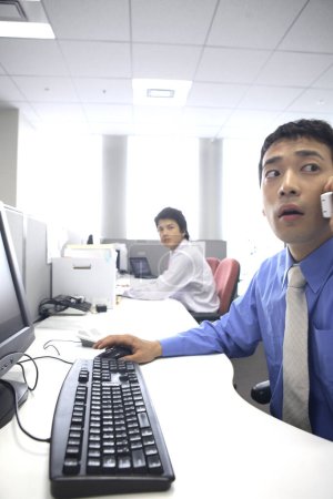 Téléchargez les photos : Jeunes hommes d'affaires travaillant au bureau - en image libre de droit