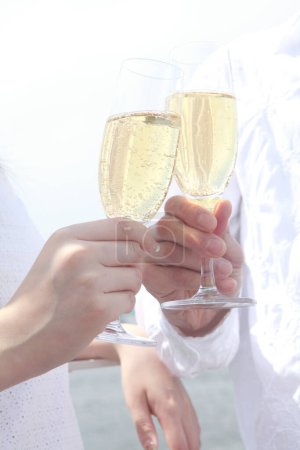 Foto de Novia y novio sosteniendo copas de champán - Imagen libre de derechos
