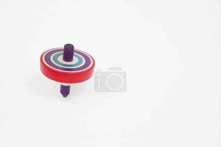 Foto de Juguete clásico giratorio de madera. juguete whirligig sobre fondo blanco - Imagen libre de derechos