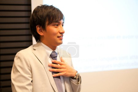 Foto de Un hombre de traje y corbata haciendo una presentación - Imagen libre de derechos