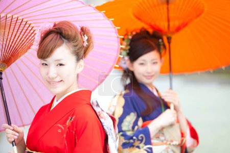 Foto de Hermosas chicas japonesas usando kimono con paraguas - Imagen libre de derechos