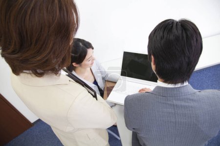 Téléchargez les photos : Portrait d'une équipe d'affaires japonaise prospère au bureau - en image libre de droit
