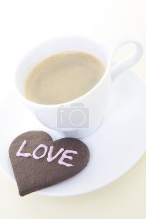 Téléchargez les photos : Tasse de café et délicieux biscuit en forme de coeur. Concept de Saint-Valentin - en image libre de droit