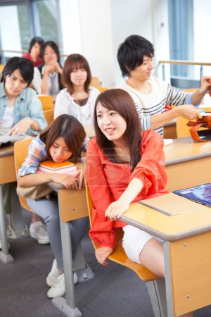 Téléchargez les photos : Étudiants asiatiques dans la salle de classe universitaire - en image libre de droit