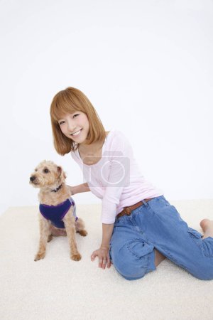 Téléchargez les photos : Belle asiatique femme avec son chien, studio shot - en image libre de droit