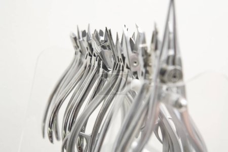 Foto de Fila de instrumentos dentales de metal, vista de cerca - Imagen libre de derechos