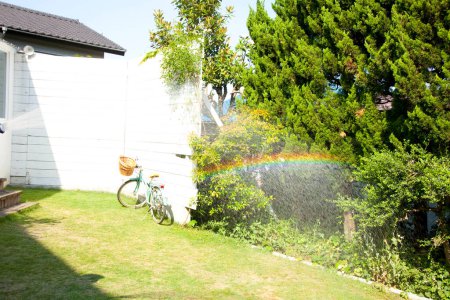 Téléchargez les photos : Bel arc-en-ciel dans le jardin - en image libre de droit