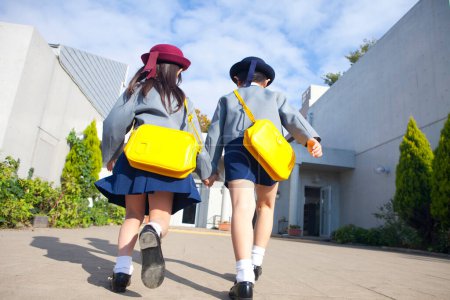 Foto de Dos lindos niños japoneses en la escuela primaria - Imagen libre de derechos