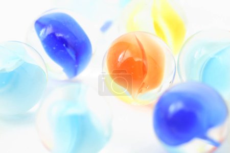 Téléchargez les photos : Vue rapprochée de belles boules de marbre colorées - en image libre de droit