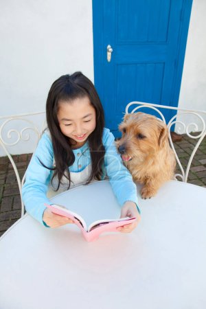 Foto de Lindo poco asiático chica con su norfolk terrier perro - Imagen libre de derechos