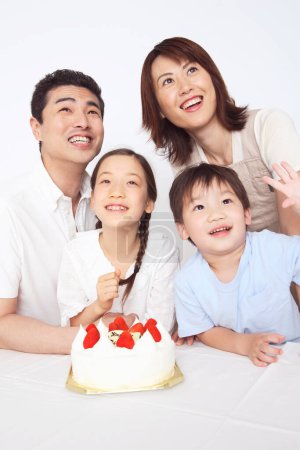 Téléchargez les photos : Heureuse famille japonaise avec gâteau d'anniversaire - en image libre de droit