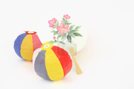 Téléchargez les photos : Ballons japonais traditionnels en papier sur fond blanc - en image libre de droit