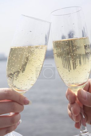 Foto de Pareja con copas de champán al aire libre - Imagen libre de derechos