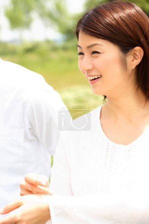 Téléchargez les photos : Jeune couple asiatique dans le parc d'été - en image libre de droit