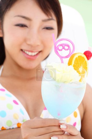 Téléchargez les photos : Asiatique femme en bikini boire cocktail - en image libre de droit