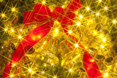 Foto de Decoraciones de Navidad doradas con cinta roja - Imagen libre de derechos