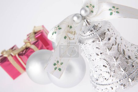 Téléchargez les photos : Décorations de Noël avec des boules et des cadeaux sur fond blanc - en image libre de droit