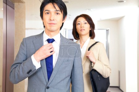 Téléchargez les photos : Des hommes d'affaires japonais confiants debout dans le couloir - en image libre de droit