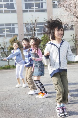 Foto de Grupo de niños jugando en el patio de la escuela, concepto de la escuela - Imagen libre de derechos