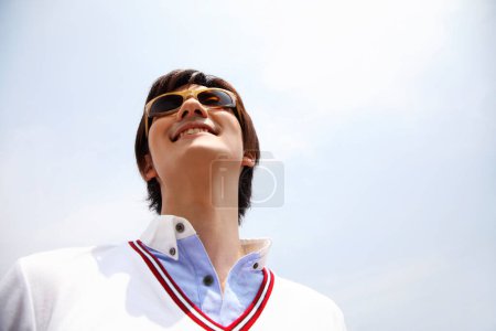 Téléchargez les photos : Portrait en gros plan d'un bel homme japonais avec des lunettes de soleil - en image libre de droit