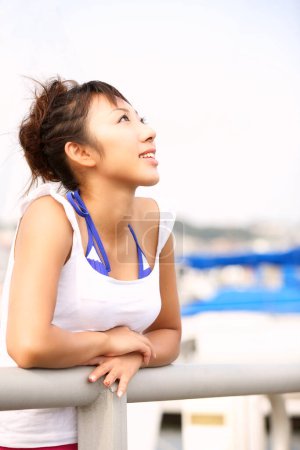 Téléchargez les photos : Femme sur le pont regardant le côté - en image libre de droit