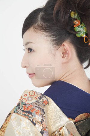hermosa joven japonesa en traje tradicional aislado en blanco