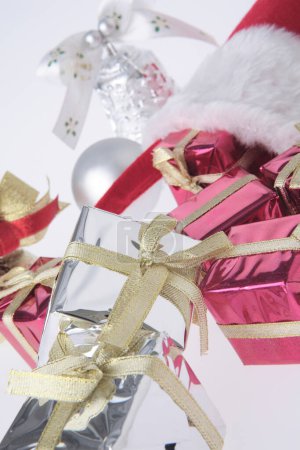 Téléchargez les photos : Boîtes cadeaux de Noël sur fond blanc - en image libre de droit