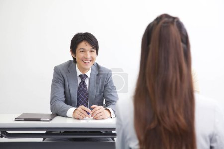 Téléchargez les photos : Des hommes d'affaires japonais qui travaillent ensemble au bureau. concept de réunion d'affaires - en image libre de droit