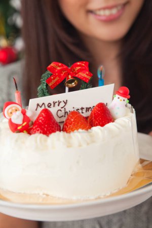 Téléchargez les photos : Femme tenant un gâteau à Noël - en image libre de droit