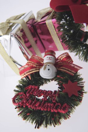 Foto de Composición de Navidad con una corona y regalos - Imagen libre de derechos