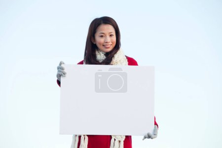 Foto de Mujer asiática con tablero en blanco al aire libre - Imagen libre de derechos