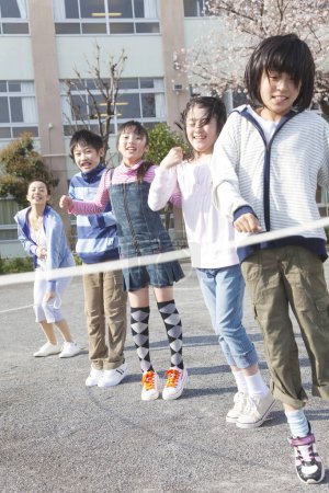 Téléchargez les photos : Groupe d'enfants jouant sur la cour de l'école, concept de l'école - en image libre de droit