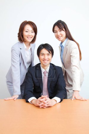 Foto de Asiático negocio equipo sonriendo en oficina - Imagen libre de derechos