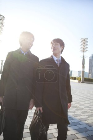 Foto de Dos hombres en trajes caminando al aire libre - Imagen libre de derechos