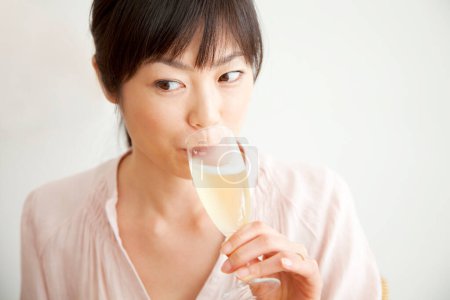 Téléchargez les photos : Jeune femme tenant une coupe de champagne - en image libre de droit