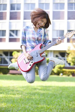Foto de Joven japonés universidad estudiante con guitarra - Imagen libre de derechos