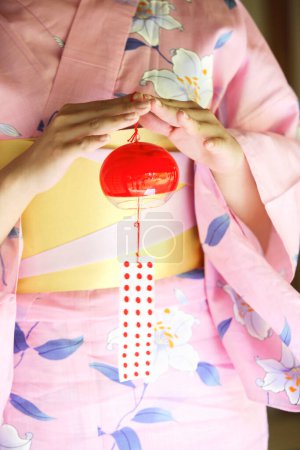 Téléchargez les photos : Femme tenant le carillon japonais de vent, vue de cllose vers le haut - en image libre de droit